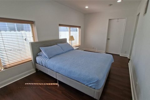 House in Hollywood, Florida 5 bedrooms, 148.64 sq.m. № 1949336 - photo 6