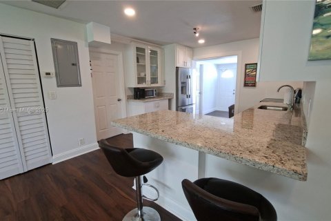 House in Hollywood, Florida 5 bedrooms, 148.64 sq.m. № 1949336 - photo 13