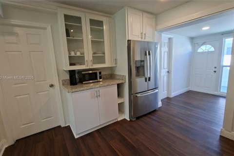 House in Hollywood, Florida 5 bedrooms, 148.64 sq.m. № 1949336 - photo 4