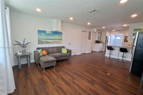House in Hollywood, Florida 5 bedrooms, 148.64 sq.m. № 1949336 - photo 11