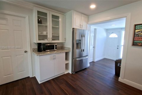 House in Hollywood, Florida 5 bedrooms, 148.64 sq.m. № 1949336 - photo 16