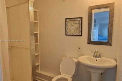 House in Hollywood, Florida 5 bedrooms, 148.64 sq.m. № 1949336 - photo 20
