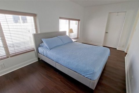 House in Hollywood, Florida 5 bedrooms, 148.64 sq.m. № 1949336 - photo 19