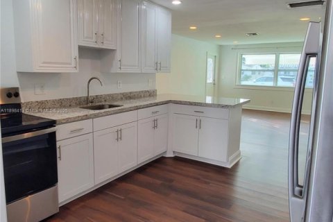 House in Hollywood, Florida 5 bedrooms, 148.64 sq.m. № 1949336 - photo 29