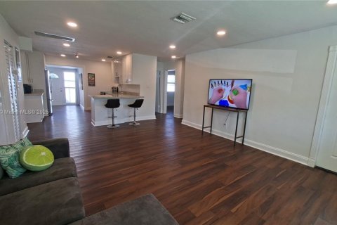 House in Hollywood, Florida 5 bedrooms, 148.64 sq.m. № 1949336 - photo 2