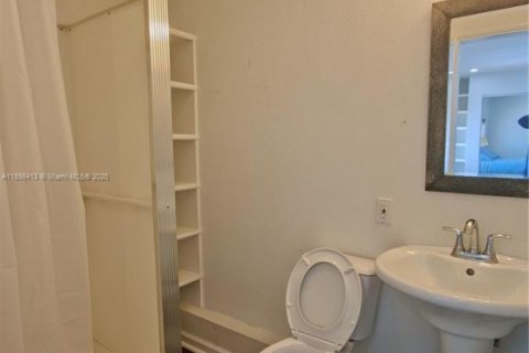 House in Hollywood, Florida 5 bedrooms, 148.64 sq.m. № 1949336 - photo 7