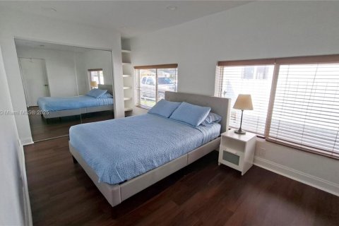House in Hollywood, Florida 5 bedrooms, 148.64 sq.m. № 1949336 - photo 18