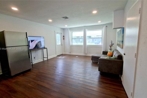 House in Hollywood, Florida 5 bedrooms, 148.64 sq.m. № 1949336 - photo 14