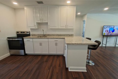 House in Hollywood, Florida 5 bedrooms, 148.64 sq.m. № 1949336 - photo 3
