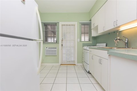 Снять в аренду виллу или дом в Майами, Флорида 2 спальни, 119.66м2, № 1989506 - фото 11