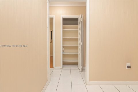 Снять в аренду виллу или дом в Майами, Флорида 2 спальни, 119.66м2, № 1989506 - фото 18