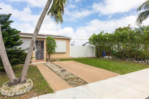 Снять в аренду виллу или дом в Майами, Флорида 2 спальни, 119.66м2, № 1989506 - фото 2