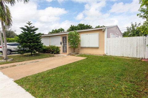 Снять в аренду виллу или дом в Майами, Флорида 2 спальни, 119.66м2, № 1989506 - фото 3