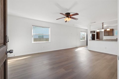 House in Saint Petersburg, Florida 2 bedrooms, 74.69 sq.m. № 1854673 - photo 3