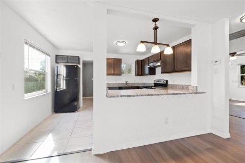 House in Saint Petersburg, Florida 2 bedrooms, 74.69 sq.m. № 1854673 - photo 7