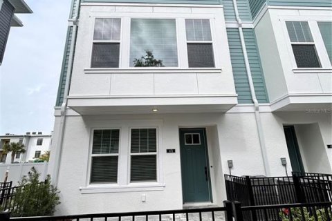 Adosado en venta en Saint Petersburg, Florida, 3 dormitorios, 181.35 m2 № 1899313 - foto 1