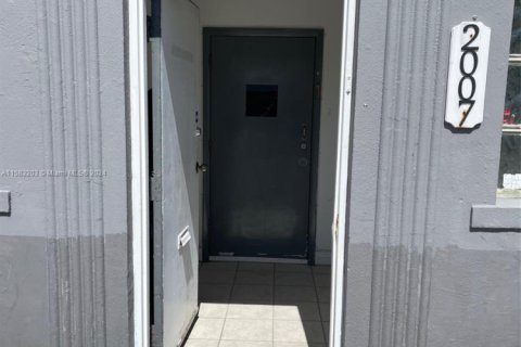 Propiedad comercial en alquiler en Hollywood, Florida № 1162987 - foto 1