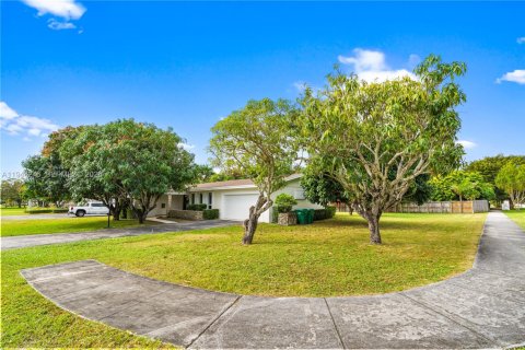 Villa ou maison à vendre à Palmetto Bay, Floride: 4 chambres, 202.34 m2 № 2004797 - photo 2