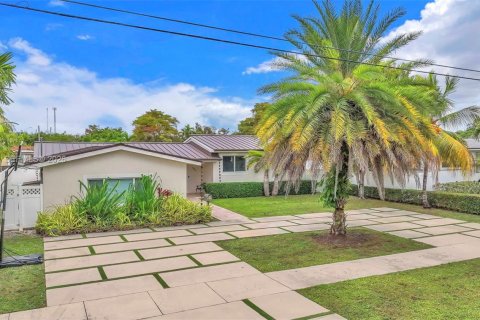 Купить виллу или дом в Майами-Спрингс, Флорида 3 спальни, № 2059072 - фото 2