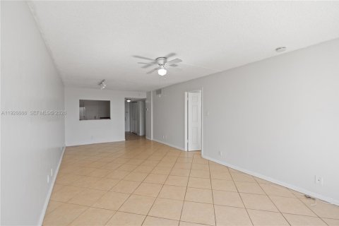 Copropriété à louer à Hollywood, Floride: 1 chambre, 81.75 m2 № 1987259 - photo 7