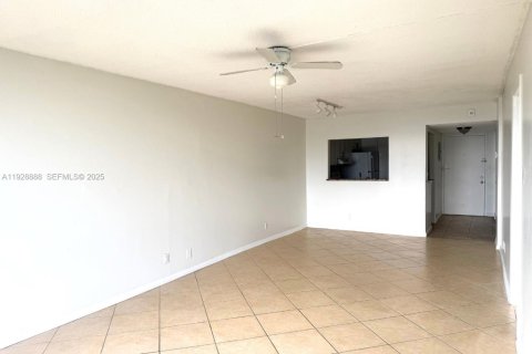 Copropriété à louer à Hollywood, Floride: 1 chambre, 81.75 m2 № 1987259 - photo 3