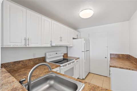 Copropriété à louer à Hollywood, Floride: 1 chambre, 81.75 m2 № 1987259 - photo 17