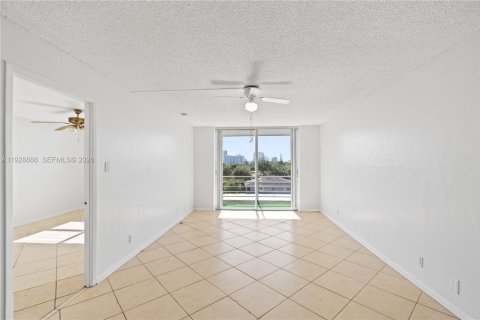 Copropriété à louer à Hollywood, Floride: 1 chambre, 81.75 m2 № 1987259 - photo 16
