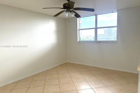 Copropriété à louer à Hollywood, Floride: 1 chambre, 81.75 m2 № 1987259 - photo 4