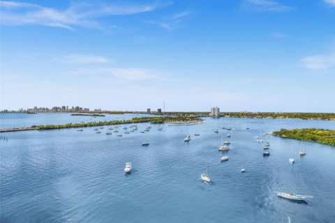 Снять в аренду кондоминиум в Норт-Бей-Виллидж, Флорида 2 спальни, 177.07м2, № 1953163 - фото 2