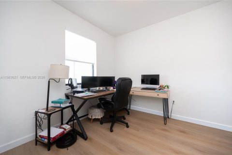 House in Homestead, Florida 3 bedrooms, 137.77 sq.m. № 2047147 - photo 15