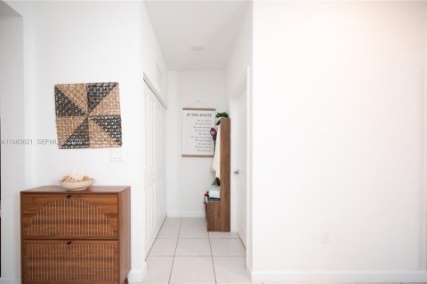 House in Homestead, Florida 3 bedrooms, 137.77 sq.m. № 2047147 - photo 4