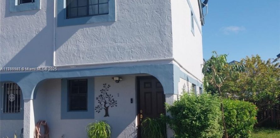 Кондоминиум с 3 спальнями в Майами, Флорида № 1966088