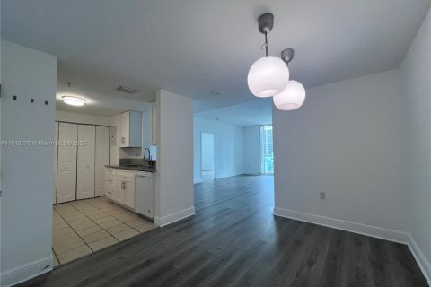 Condo in Miami, Florida, 2 bedrooms  № 1777825 - photo 2