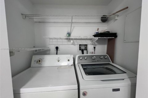 Condo in Miami, Florida, 2 bedrooms  № 1777825 - photo 5