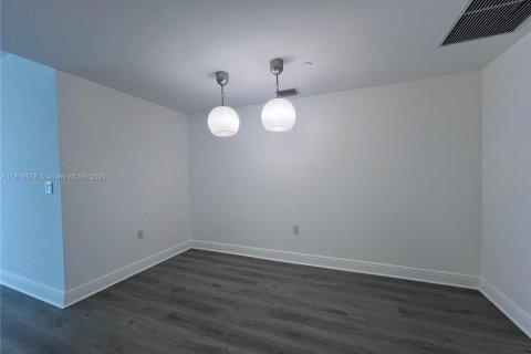 Condo in Miami, Florida, 2 bedrooms  № 1777825 - photo 3