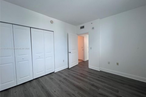 Condo in Miami, Florida, 2 bedrooms  № 1777825 - photo 14