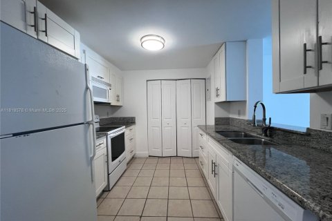Condo in Miami, Florida, 2 bedrooms  № 1777825 - photo 4
