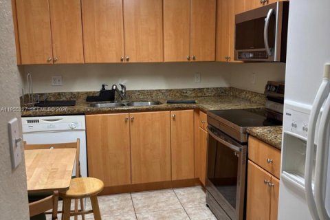 Condo in Doral, Florida, 2 bedrooms  № 2022003 - photo 4