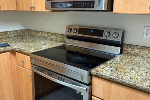 Condo in Doral, Florida, 2 bedrooms  № 2022003 - photo 5