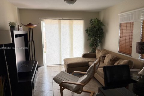 Condo in Doral, Florida, 2 bedrooms  № 2022003 - photo 3