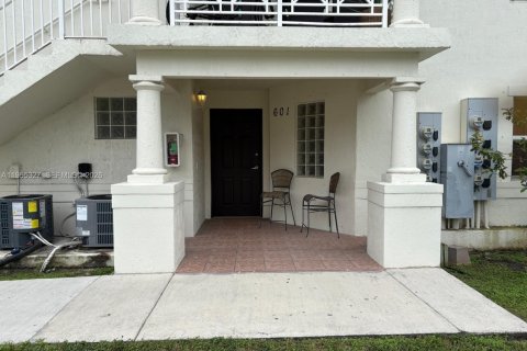 Condo in Doral, Florida, 2 bedrooms  № 2022003 - photo 2