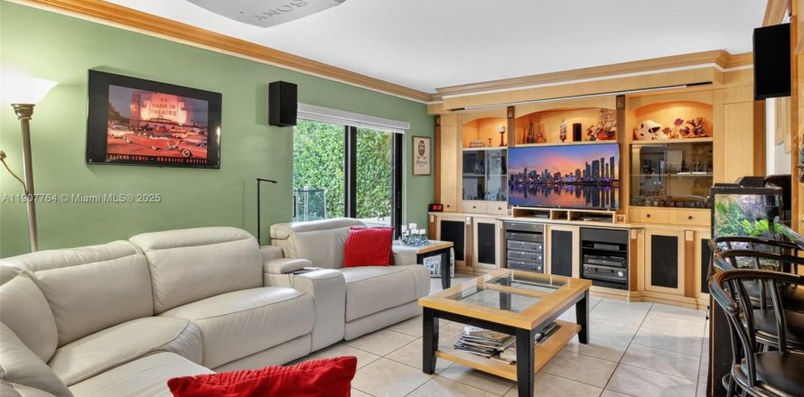 Дом в Майами-Лейкс, Флорида 5 спален, 256.5м2 № 2013099