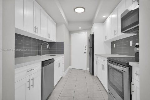 Condominio en alquiler en Miami Beach, Florida, 4 dormitorios, 154.22 m2 № 1936750 - foto 25