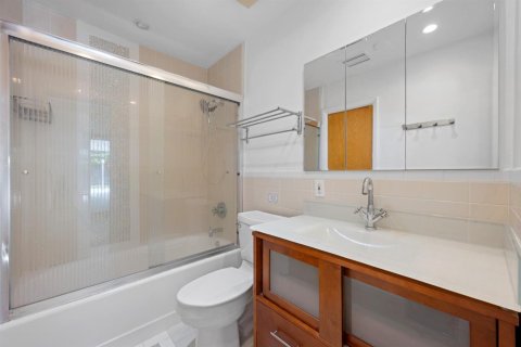 Casa en venta en Miami, Florida, 3 dormitorios, 210.98 m2 № 2263296 - foto 18