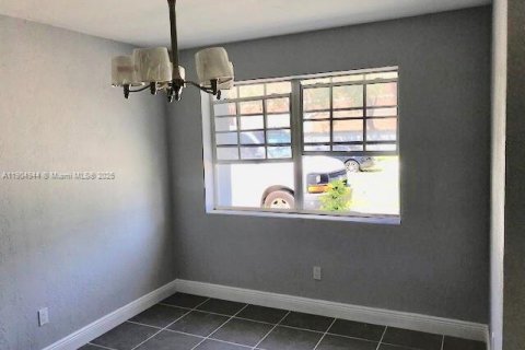 Villa ou maison à louer à Miami, Floride: 4 chambres, 213.12 m2 № 1955928 - photo 4