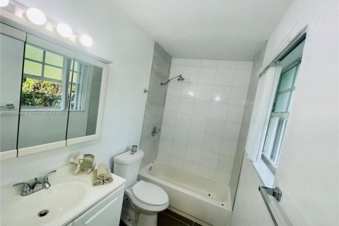 Villa ou maison à louer à Miami, Floride: 4 chambres, 213.12 m2 № 1955928 - photo 14