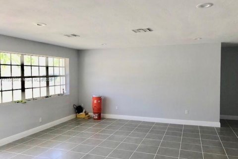 Villa ou maison à louer à Miami, Floride: 4 chambres, 213.12 m2 № 1955928 - photo 3