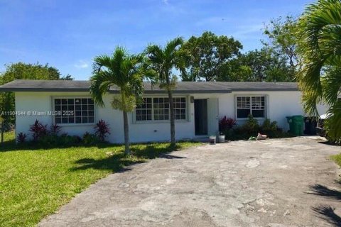 Villa ou maison à louer à Miami, Floride: 4 chambres, 213.12 m2 № 1955928 - photo 1