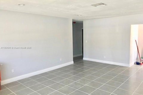 Villa ou maison à louer à Miami, Floride: 4 chambres, 213.12 m2 № 1955928 - photo 2
