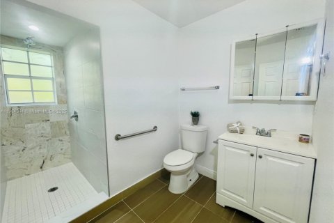 Villa ou maison à louer à Miami, Floride: 4 chambres, 213.12 m2 № 1955928 - photo 13